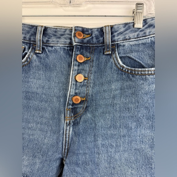 Bershka women’s straight cropped denim shorts raw hem, cutoff button up. Size 4 - Picture 2 of 6